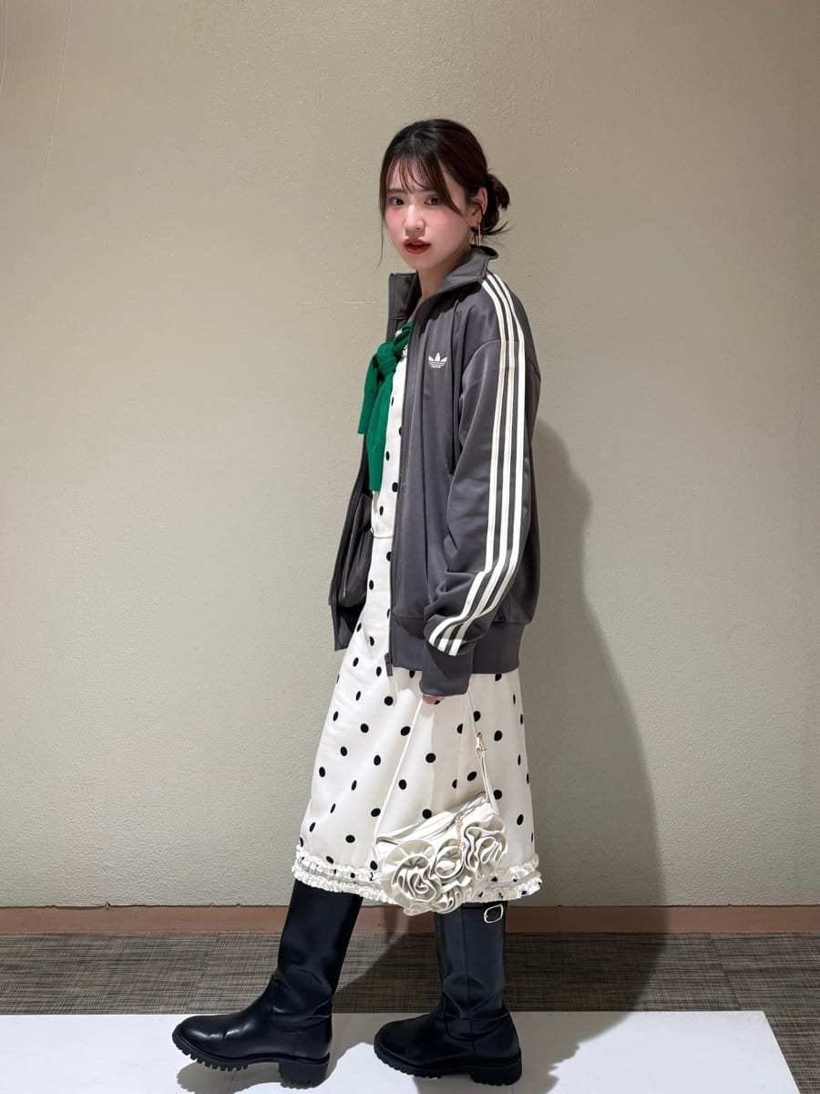 その他のスカート、その他のキャミソール、グリーン系のカーディガン/ボレロを着用したレディースの春コーディネートの2枚目の写真