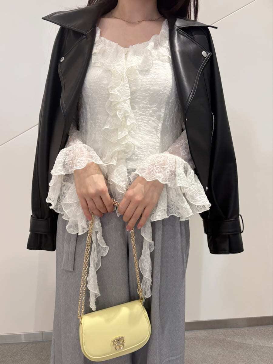 ブラック系のトレンチコート、グレー系のその他パンツ、ホワイト系のTシャツ/カットソーを着用したレディースの冬コーディネートの6枚目の写真