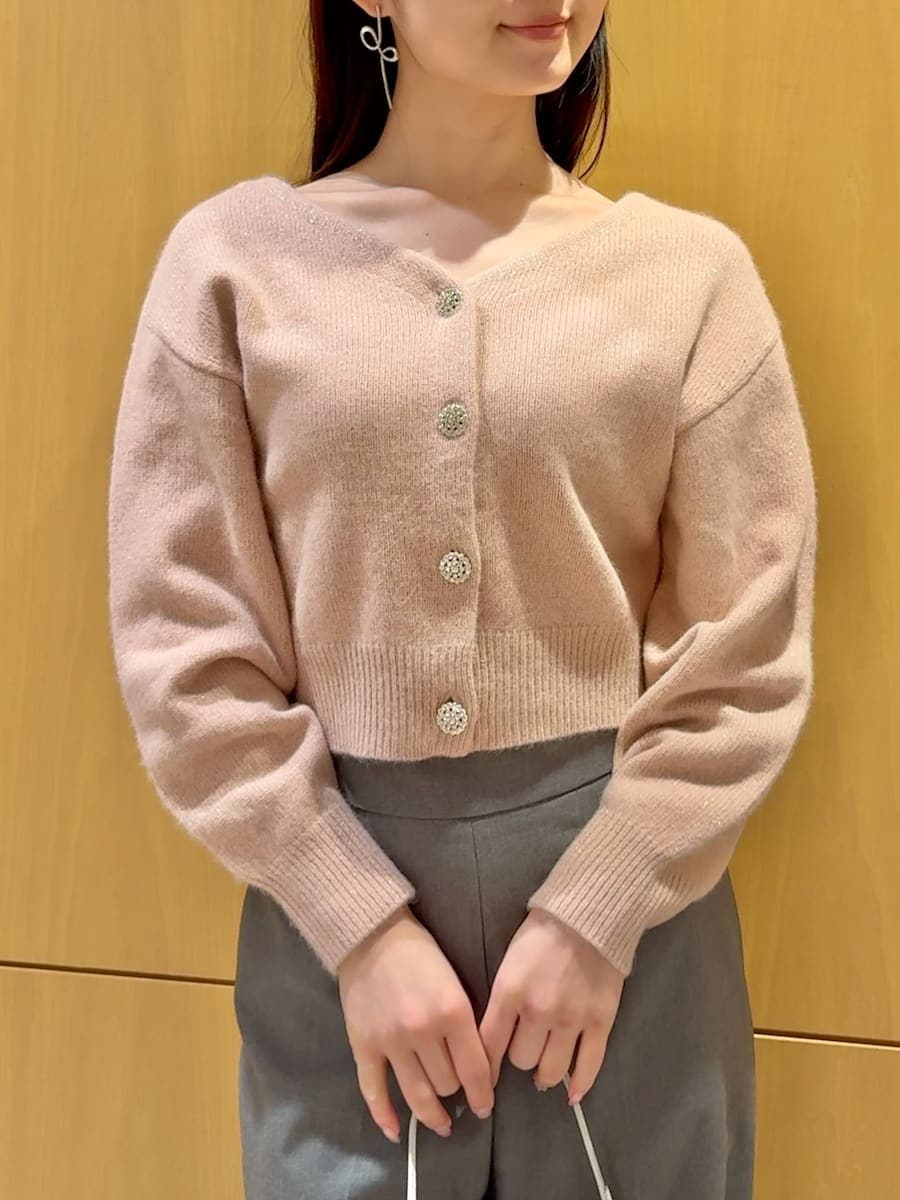 グレー系のスラックス、ピンク系のカーディガン/ボレロを着用したレディースの冬コーディネートの4枚目の写真