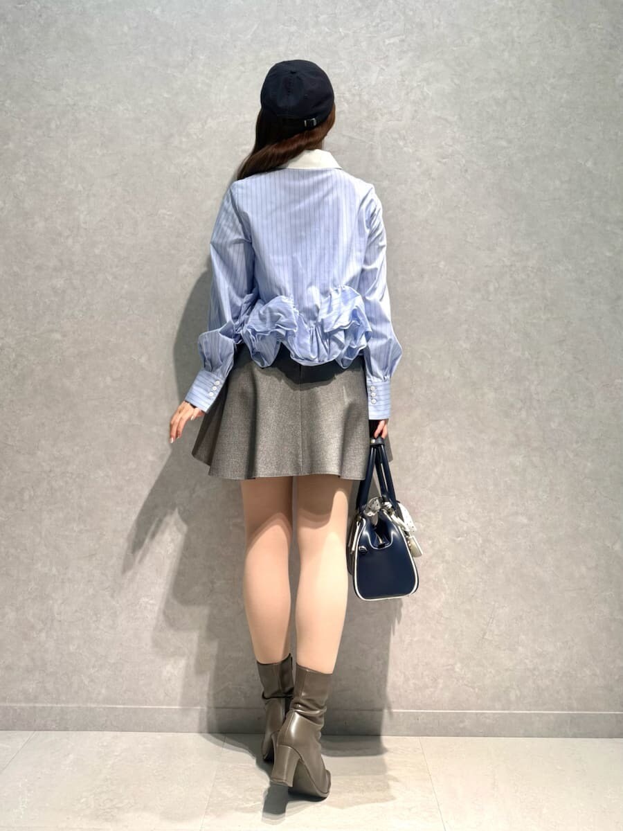 グレー系のその他パンツ、その他のシャツ/ブラウス、ブルー系のボストンバッグを着用したレディースの夏コーディネートの2枚目の写真