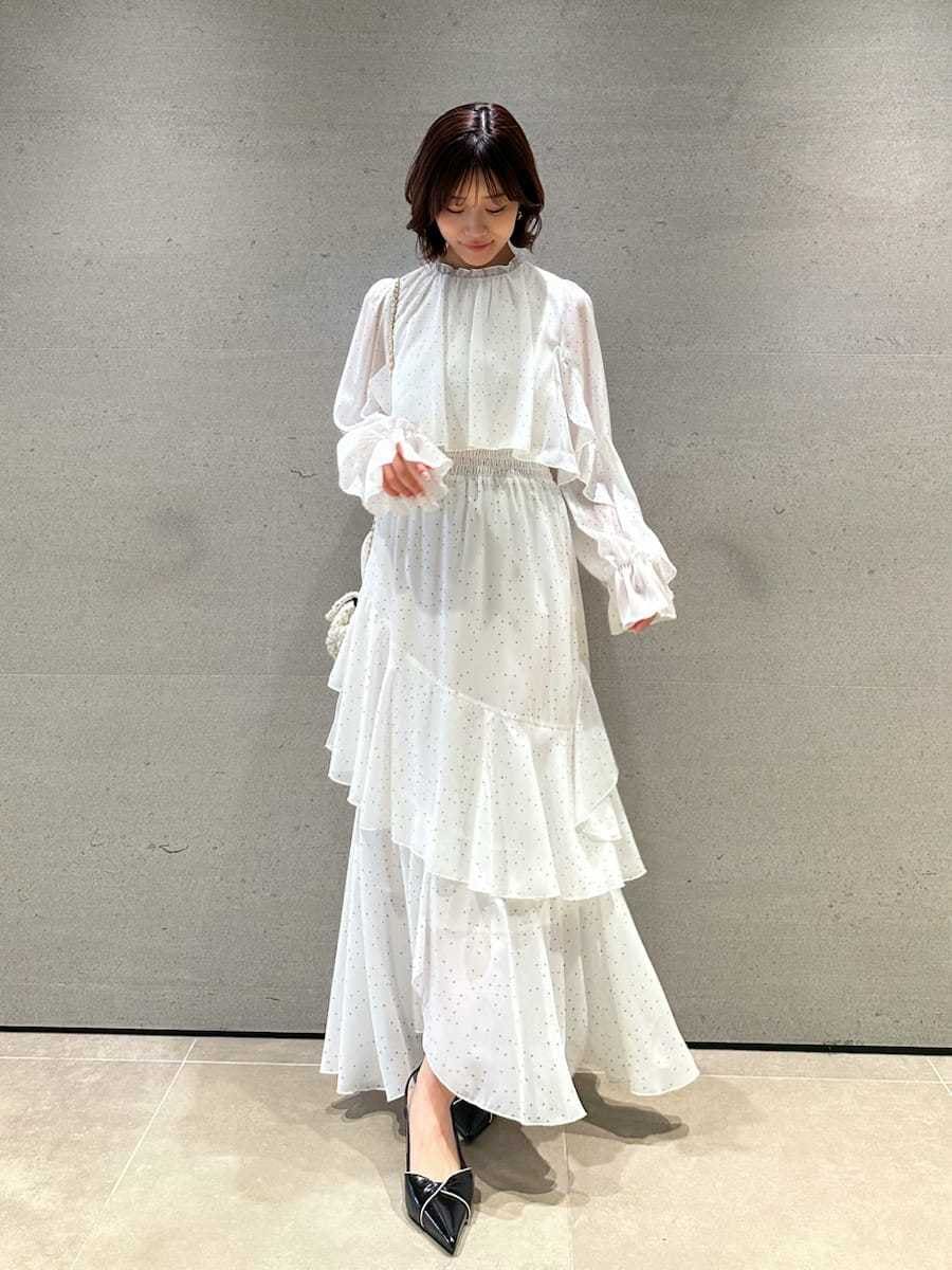 ホワイト系のショルダーバッグ、その他のワンピース、ホワイト系のカーディガン/ボレロを着用したレディースの冬コーディネートの7枚目の写真