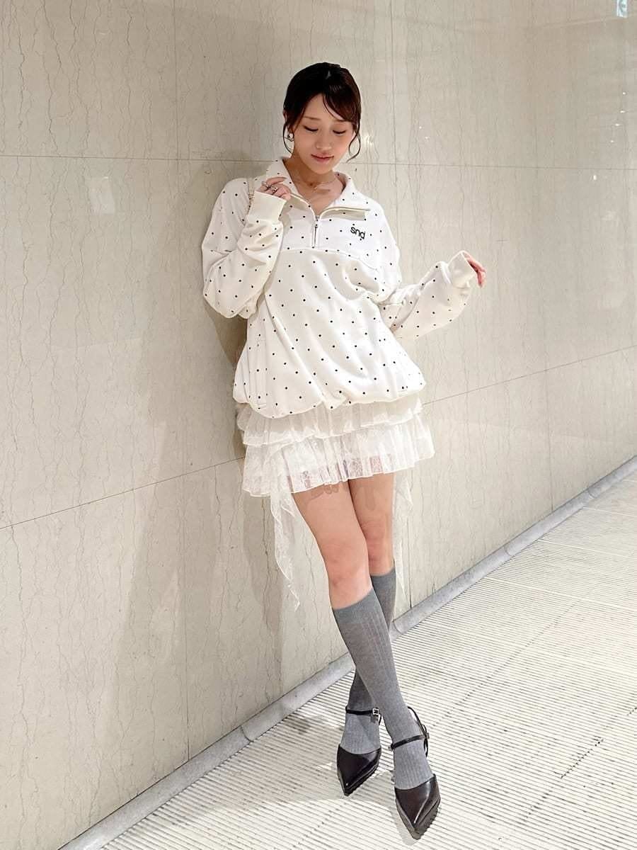 ホワイト系のその他パンツ、その他のTシャツ/カットソー、ブラウン系のパンプスを着用したレディースの秋コーディネートの4枚目の写真