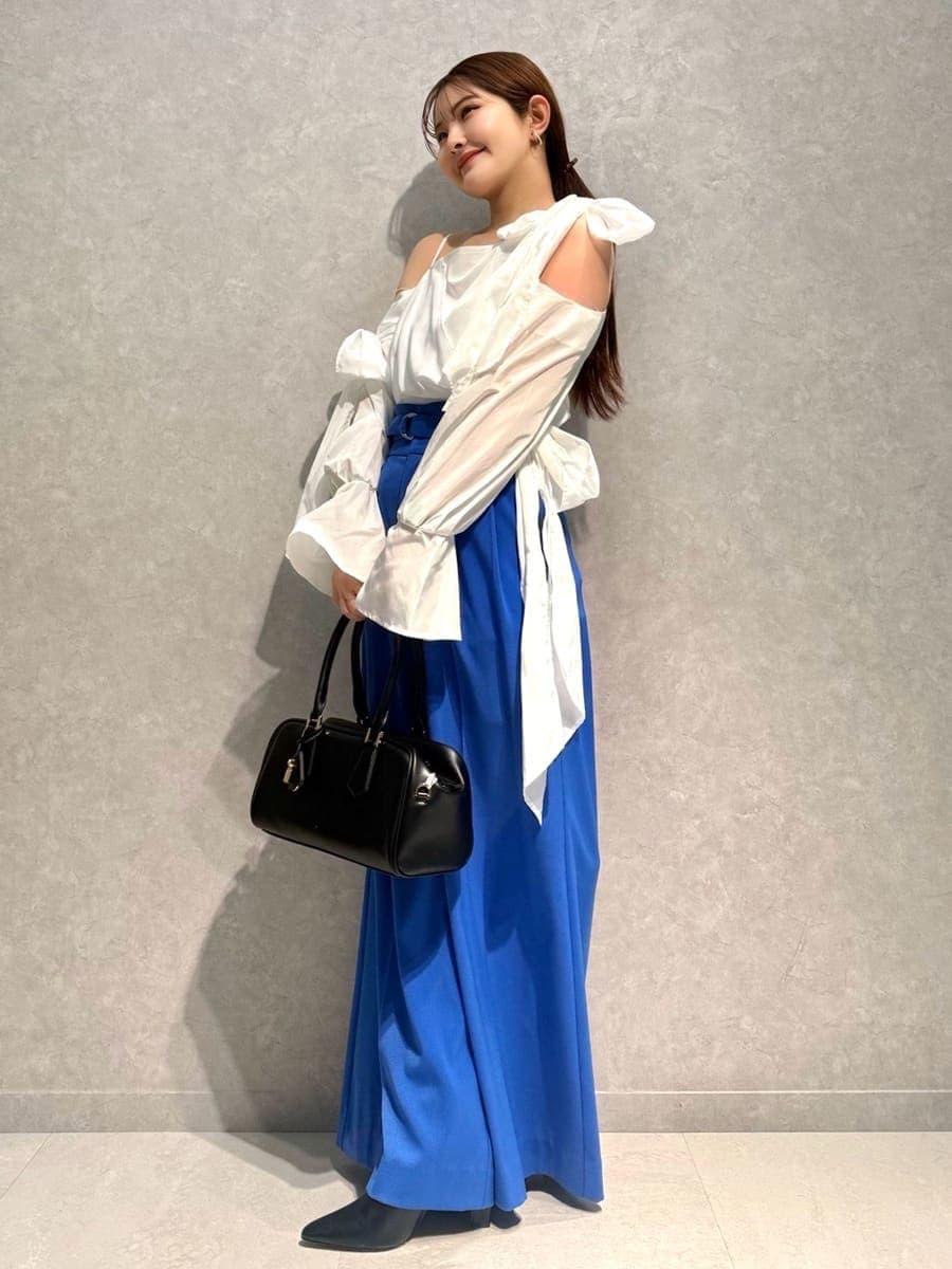 ブラック系のブーツ、ブルー系のその他パンツ、ブラック系のボストンバッグを着用したレディースの冬コーディネートの3枚目の写真