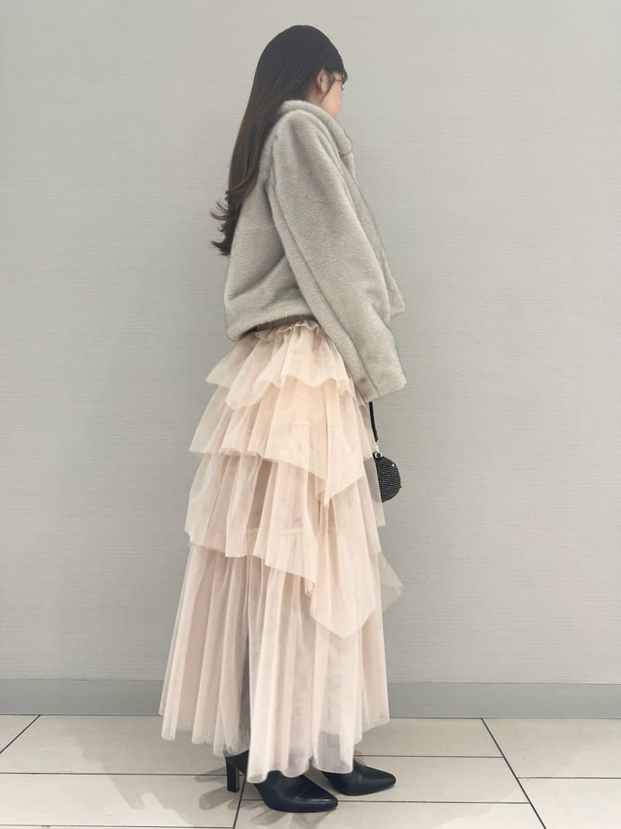 ブラック系のブーツ、ベージュ系のステンカラーコートを着用したレディースの冬コーディネートの3枚目の写真