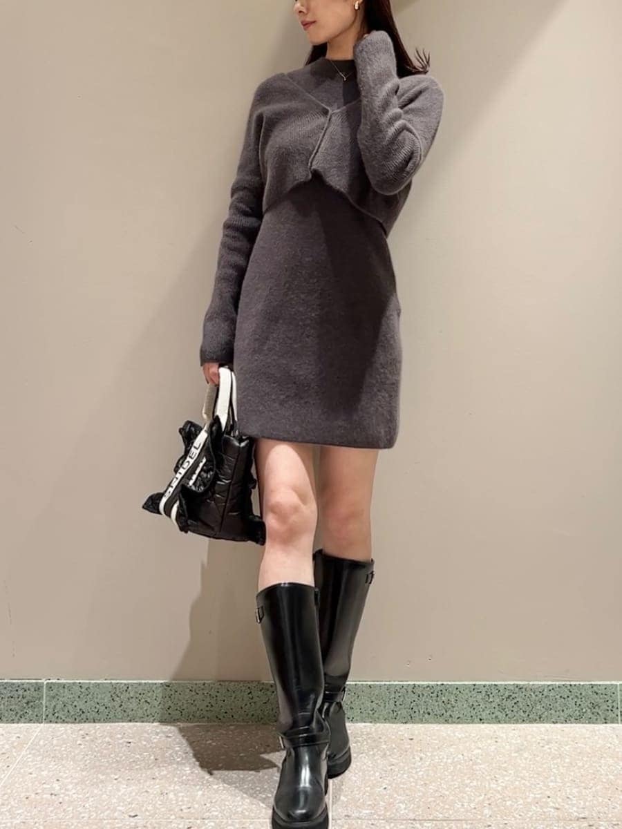 グレー系のワンピース、グレー系のカーディガン/ボレロ、ブラック系のハンドバッグを着用したレディースの秋コーディネートの4枚目の写真