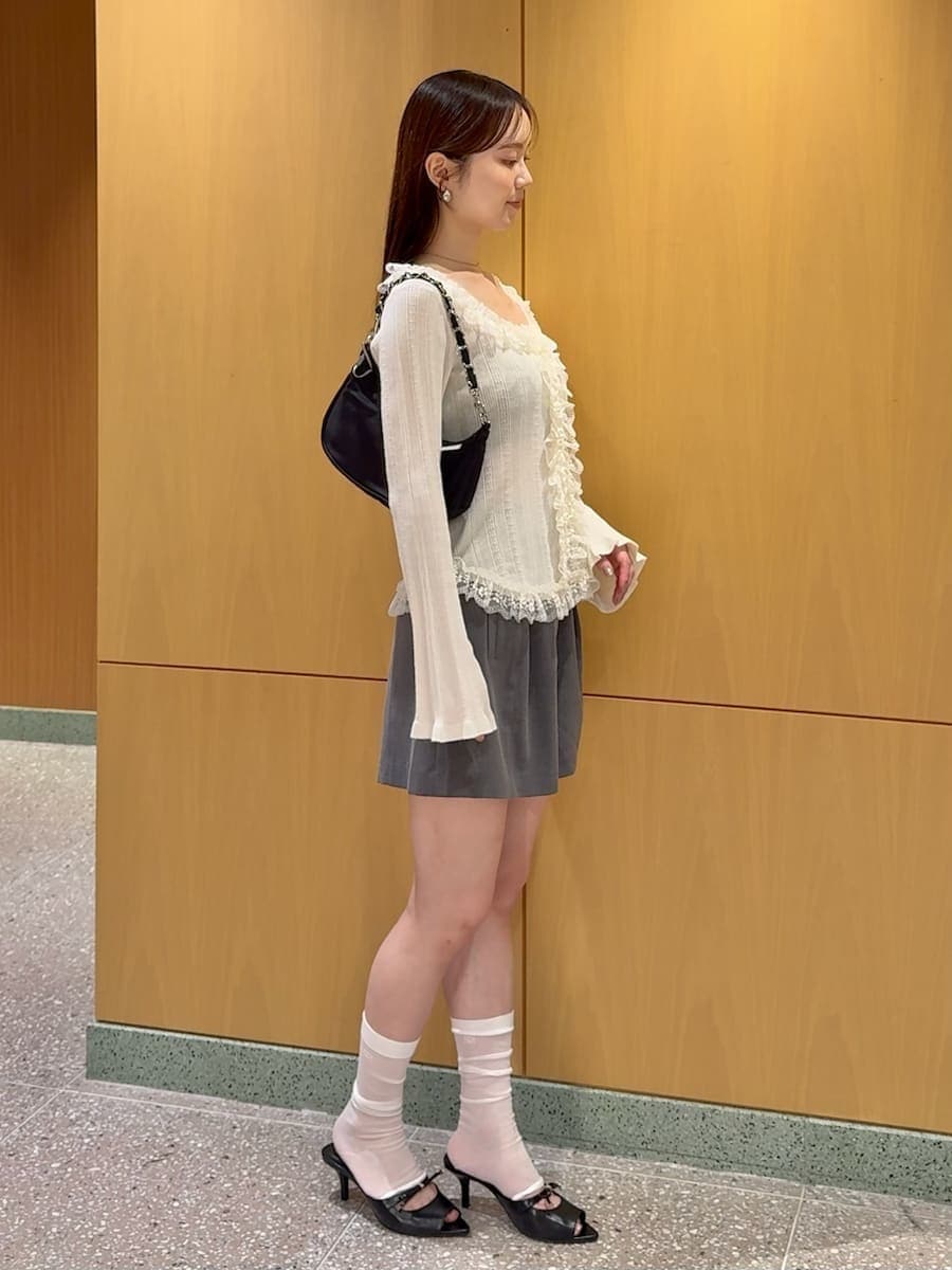 ブラック系のショルダーバッグ、グレー系のその他パンツ、ホワイト系のニット/セーターを着用したレディースの夏コーディネートの3枚目の写真