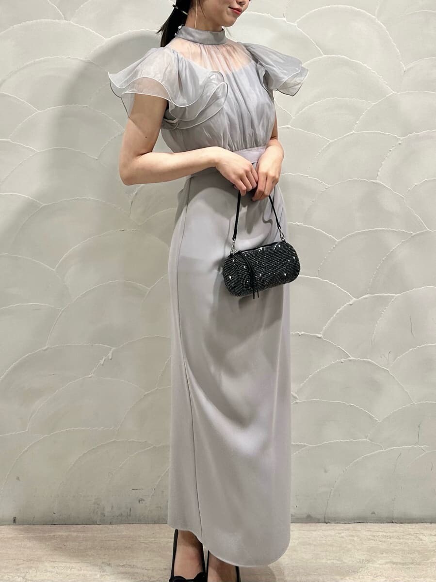 グレー系のチェスターコート、ブルー系のワンピースを着用したレディースの冬コーディネートの4枚目の写真