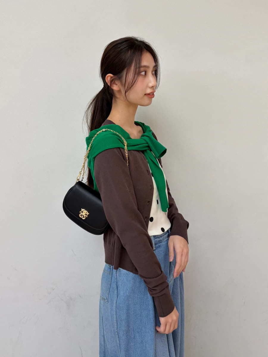 その他のキャミソール、グリーン系のカーディガン/ボレロ、ブラック系のショルダーバッグを着用したレディースの冬コーディネートの7枚目の写真