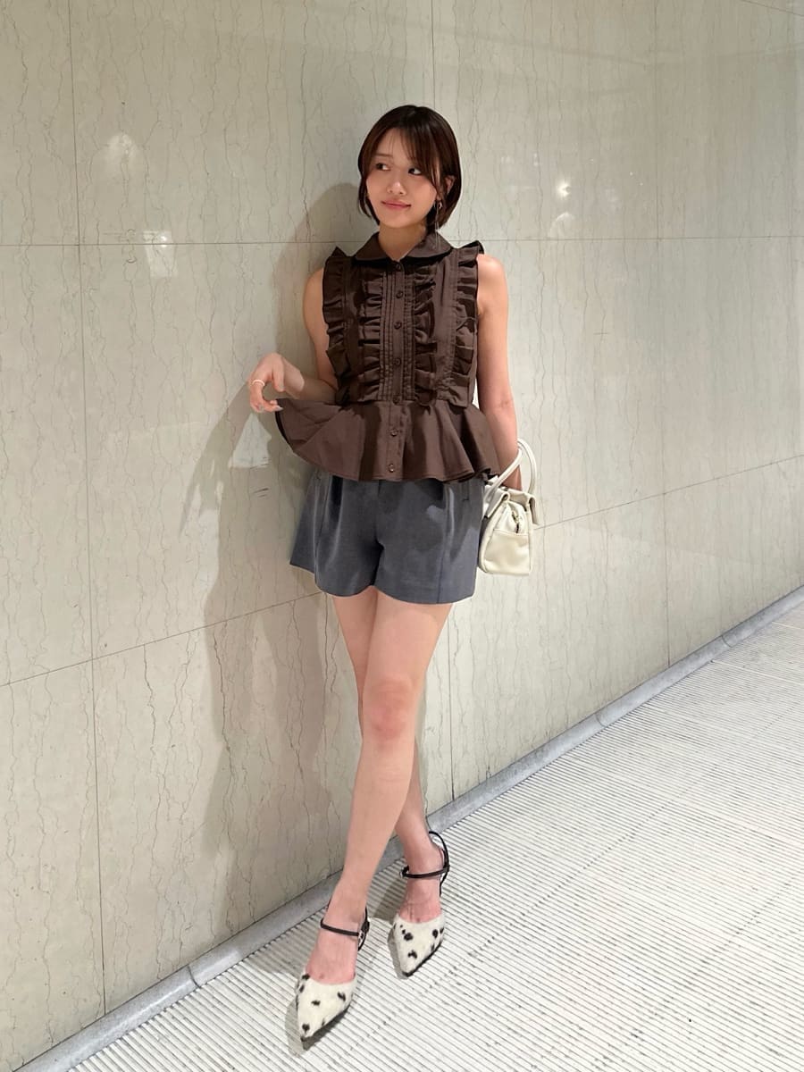 ホワイト系のボストンバッグ、グレー系のその他パンツ、その他のパンプスを着用したレディースの夏コーディネートの4枚目の写真