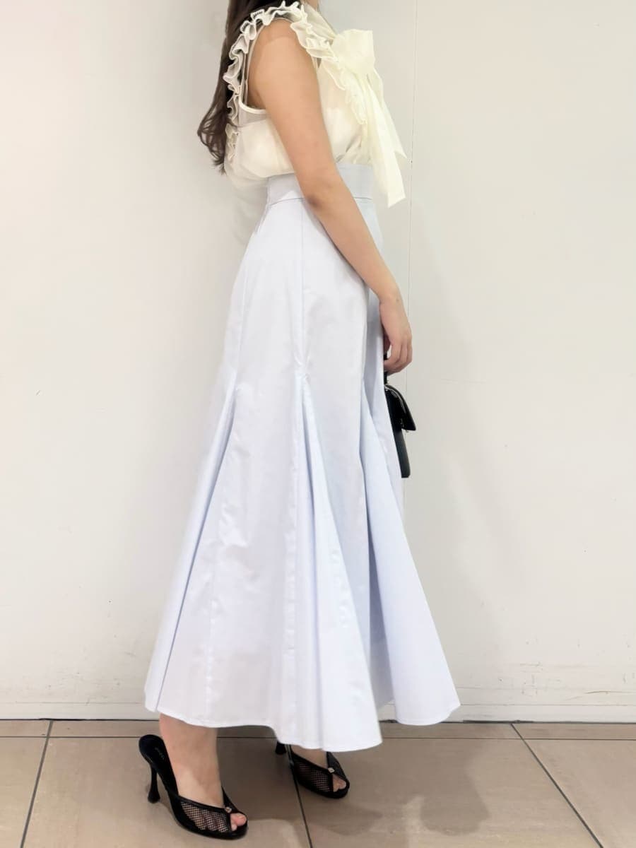 ホワイト系のシャツ/ブラウス、ブルー系のスカート、ブラック系のショルダーバッグを着用したレディースの夏コーディネートの3枚目の写真