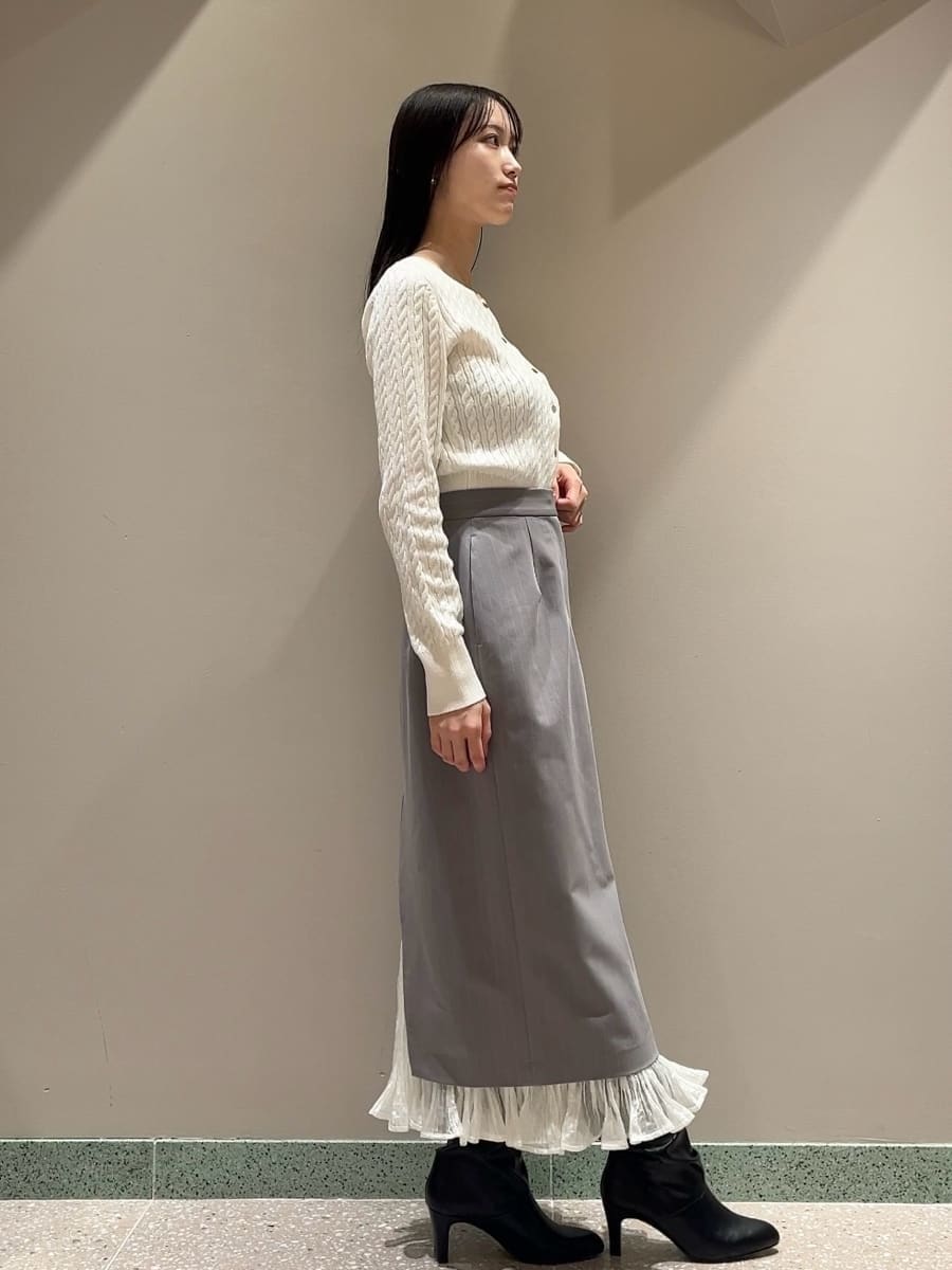 ベージュ系のステンカラーコート、その他のスカート、ホワイト系のハンドバッグを着用したレディースの秋コーディネートの9枚目の写真