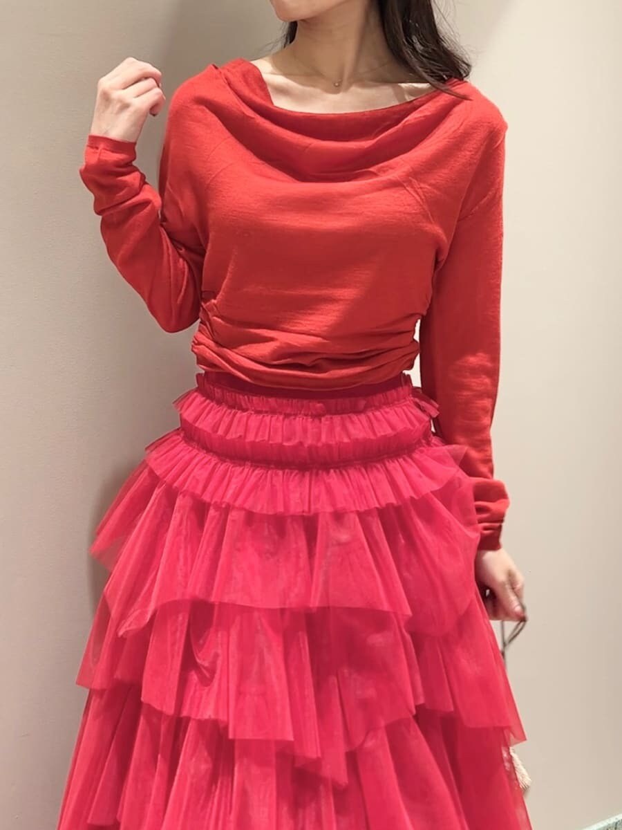 ブラック系のブーツ、レッド系のニット/セーターを着用したレディースの冬コーディネートの4枚目の写真