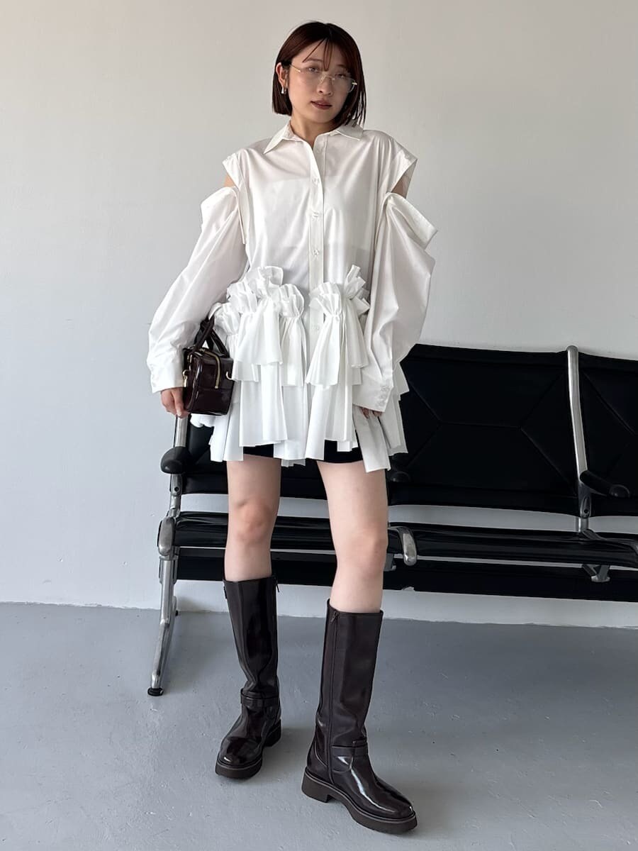 ホワイト系のワンピース、ブラック系のその他パンツ、ブラウン系のボストンバッグを着用したレディースの秋コーディネートの3枚目の写真