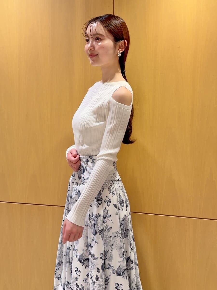 ブルー系のショルダーバッグ、ホワイト系のニット/セーターを着用したレディースの冬コーディネートの5枚目の写真