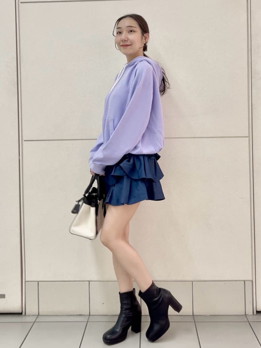 ブルー系のその他パンツ、ブラック系のショルダーバッグを着用したレディースの秋コーディネートの3枚目の写真