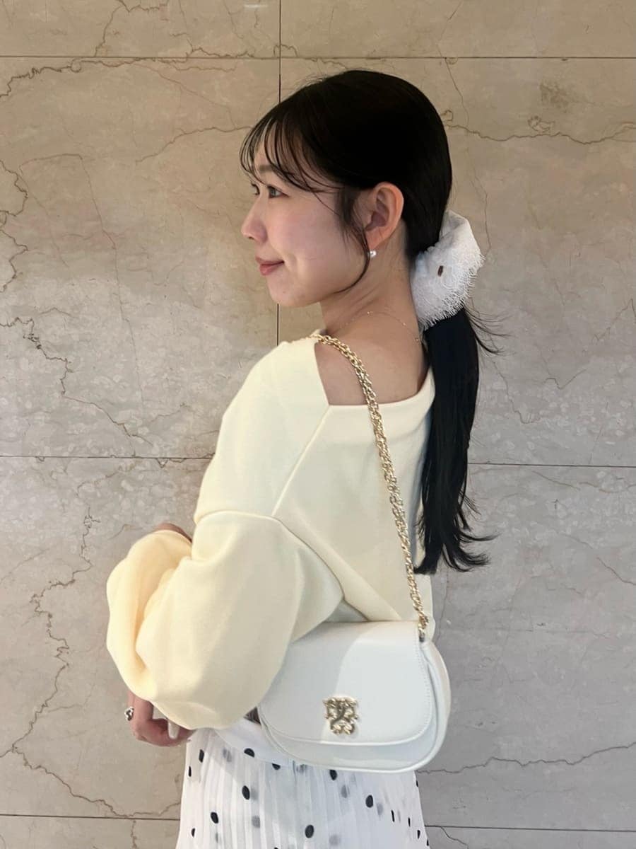 その他のスカート、イエロー系のスウェット、ブラウン系のパンプスを着用したレディースの春コーディネートの7枚目の写真