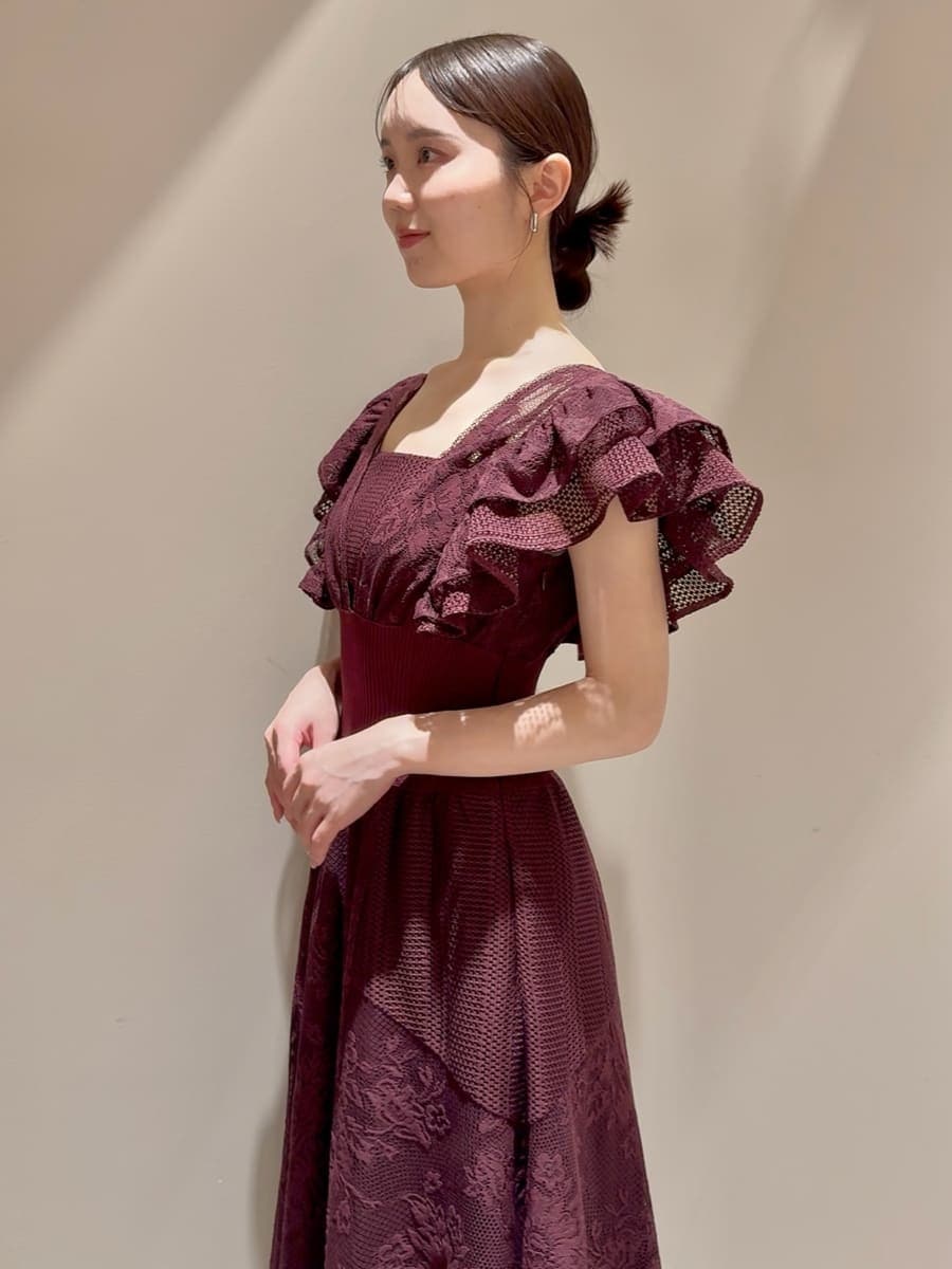 レッド系のドレス、レッド系のブーツ、ブラウン系のショルダーバッグを着用したレディースの夏コーディネートの5枚目の写真