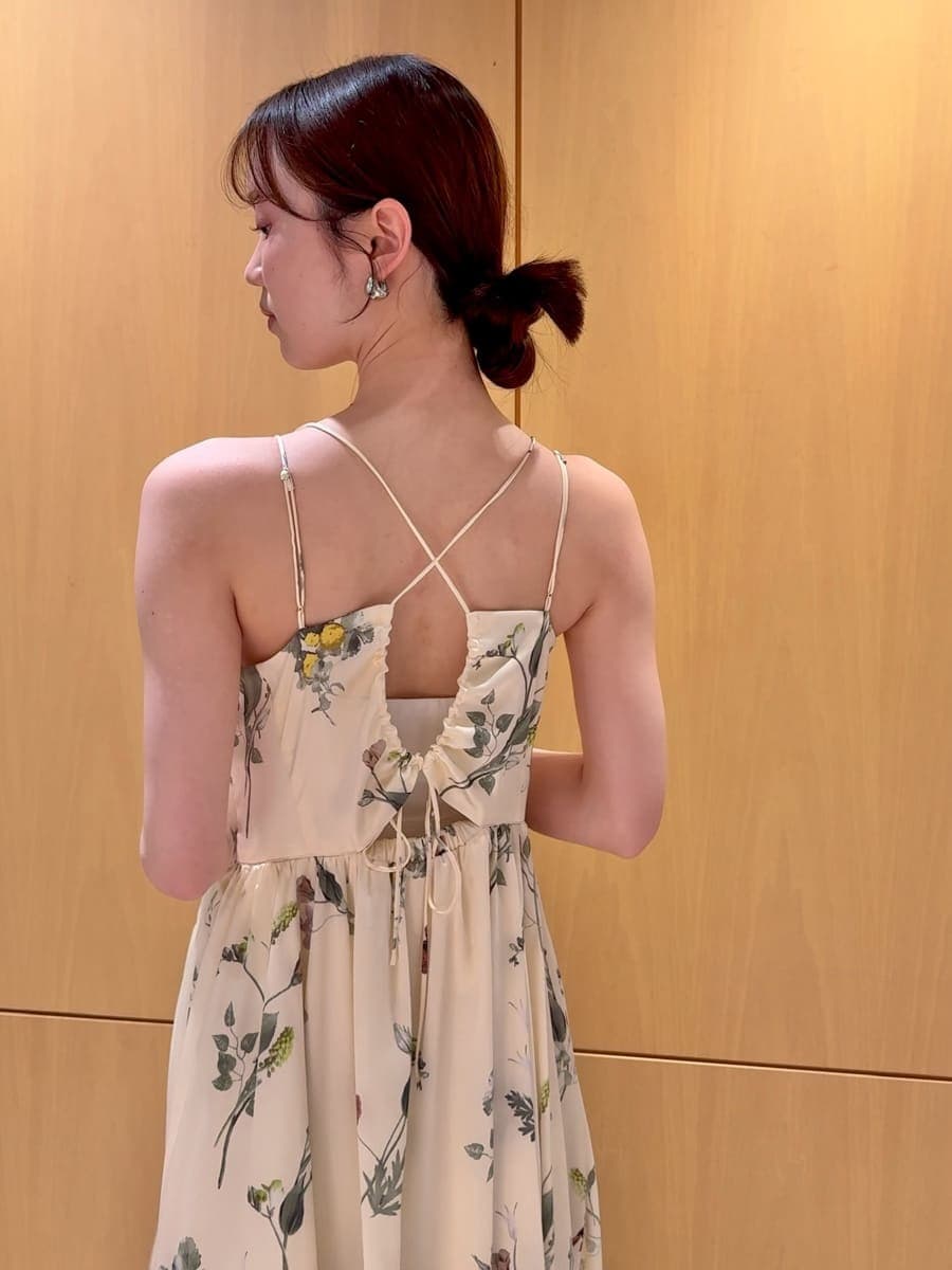 イエロー系のワンピース、ホワイト系のカーディガン/ボレロ、ベージュ系のショルダーバッグを着用したレディースの春コーディネートの8枚目の写真