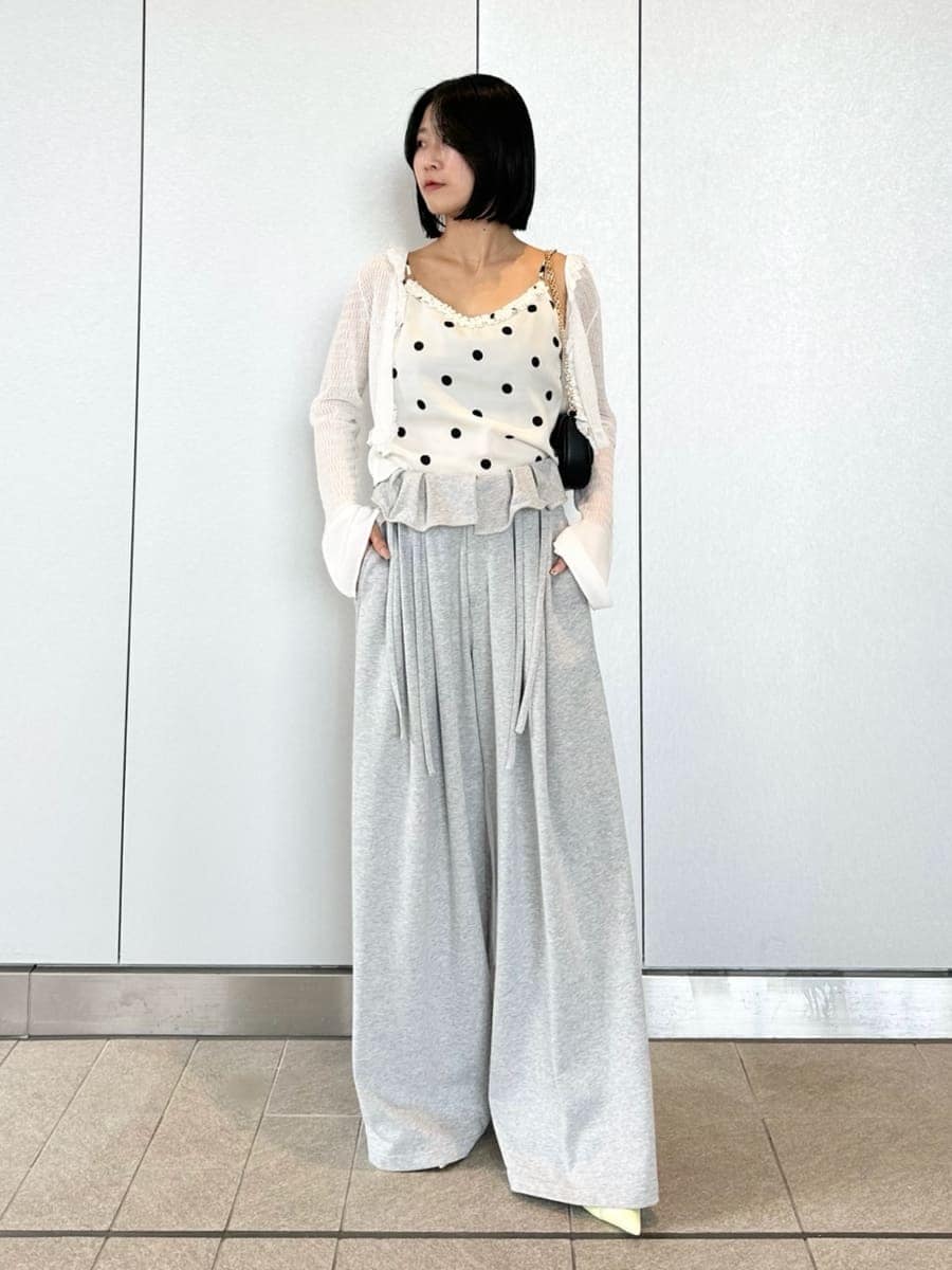 グレー系のその他パンツ、その他のキャミソール、ホワイト系のカーディガン/ボレロを着用したレディースの冬コーディネートの3枚目の写真