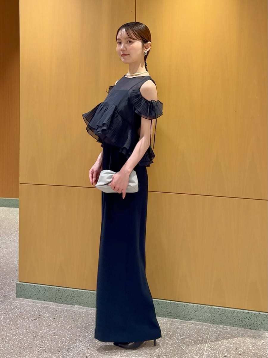 ブルー系のつなぎ/オールインワン、ブラック系のサンダル、その他のネックレスを着用したレディースの夏コーディネートの2枚目の写真
