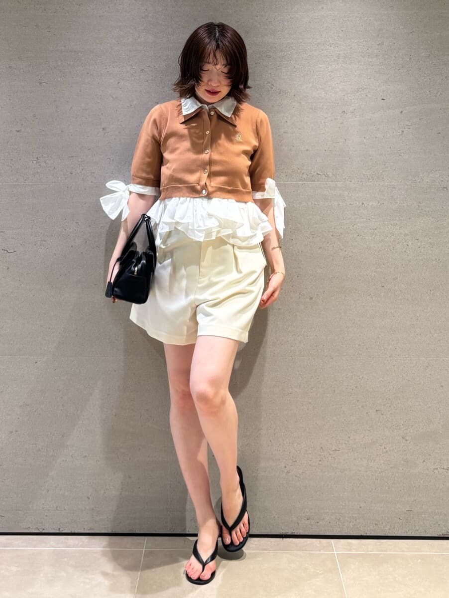 ホワイト系のその他パンツ、イエロー系のニット/セーターを着用したレディースの夏コーディネートの2枚目の写真