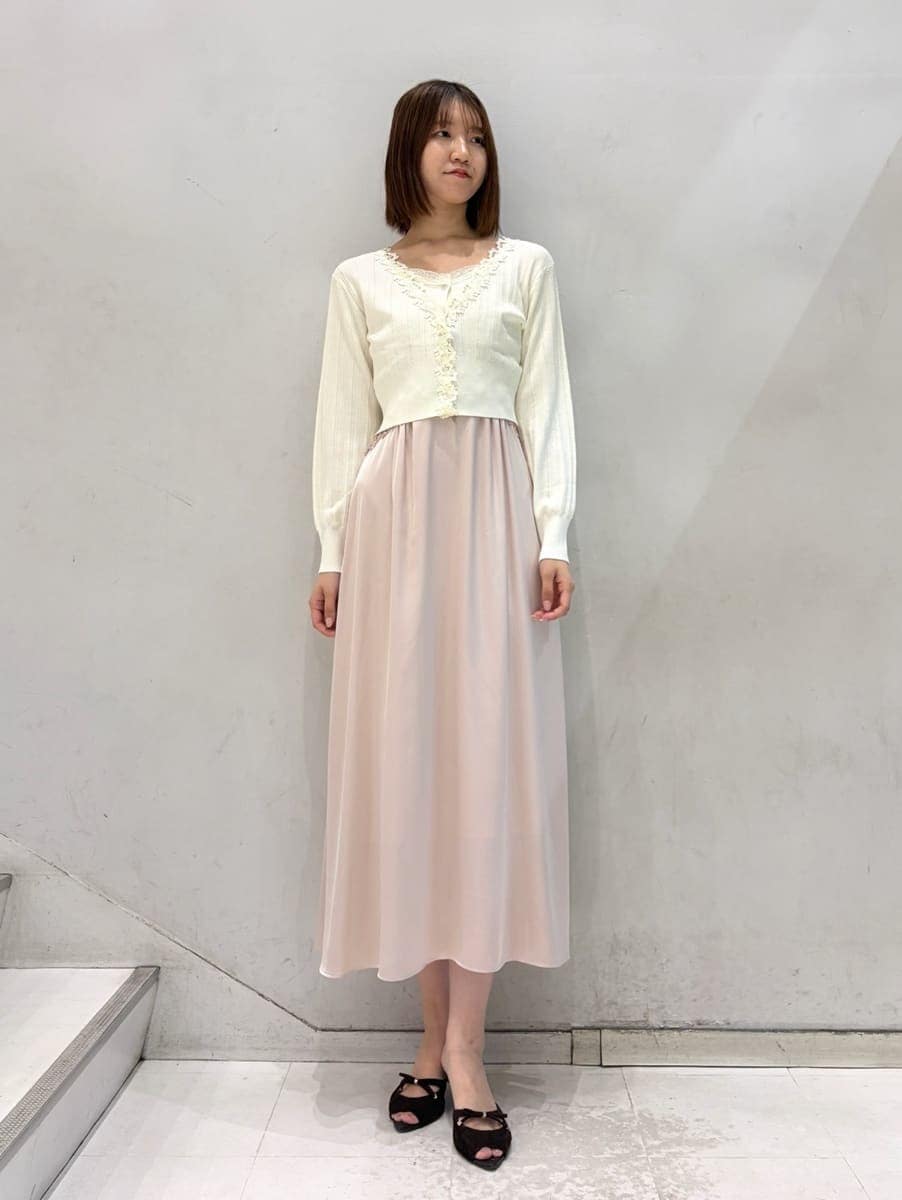 ピンク系のワンピース、ホワイト系のカーディガン/ボレロ、ピンク系のトートバッグを着用したレディースの夏コーディネートの2枚目の写真
