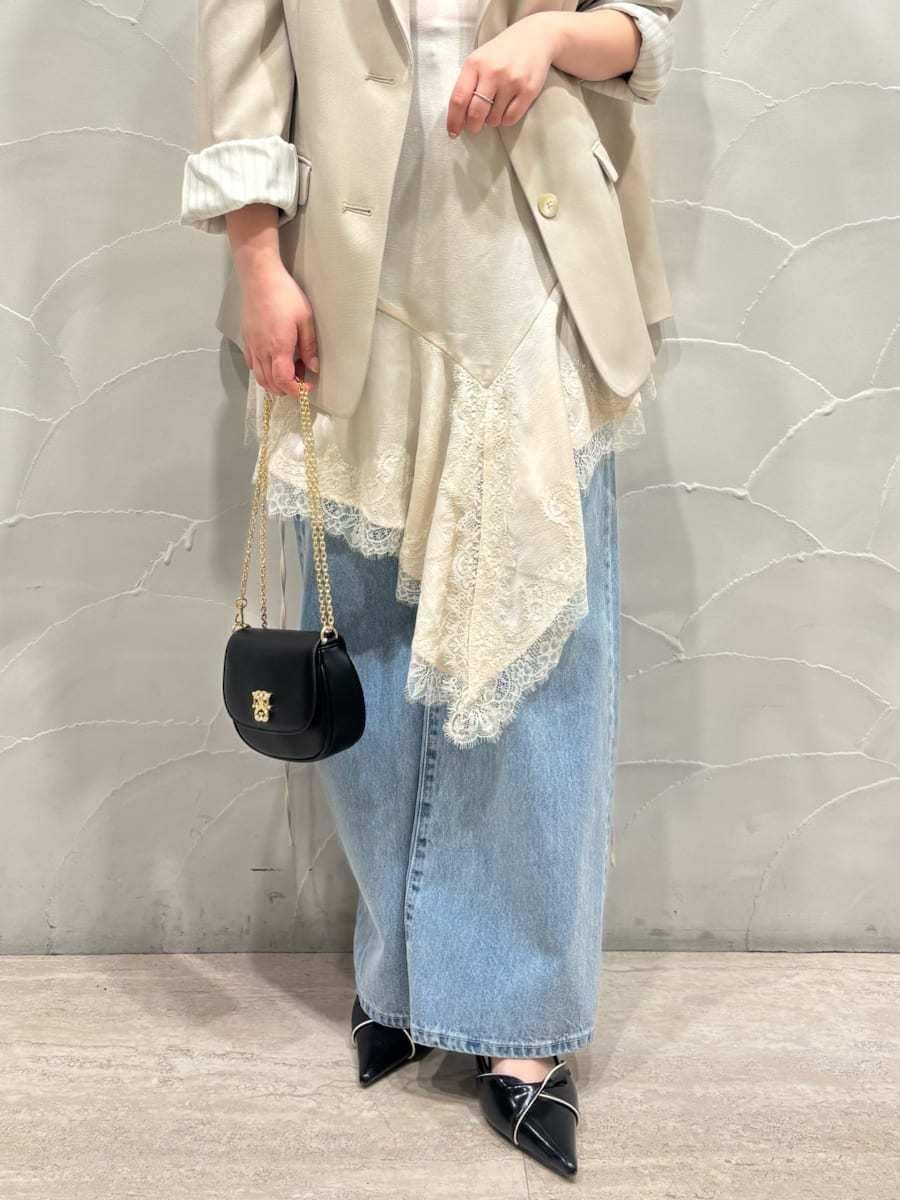 ベージュ系のテーラードジャケット、ブルー系のデニムパンツ、ホワイト系のキャミソールを着用したレディースの春コーディネートの7枚目の写真