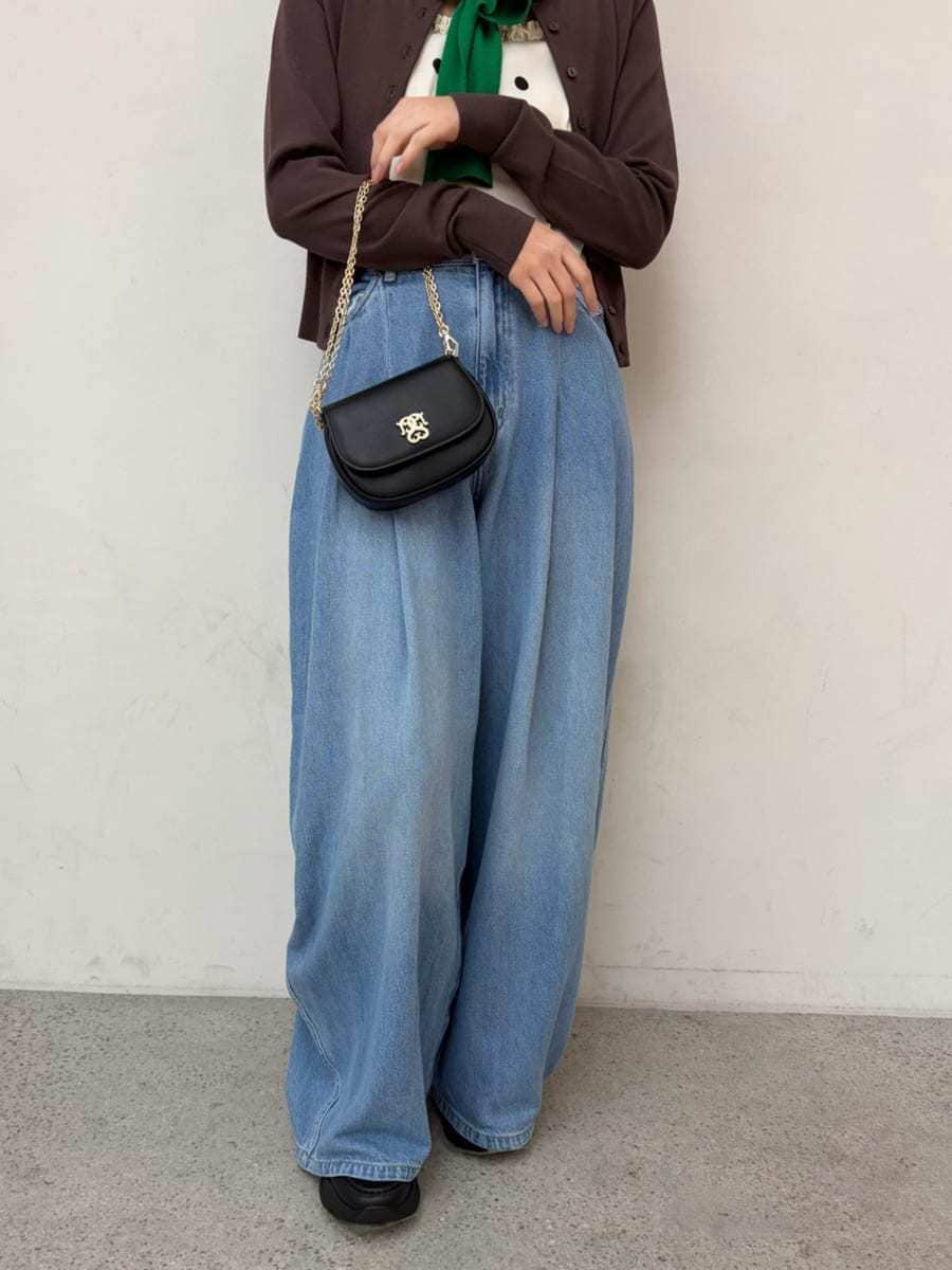 その他のキャミソール、グリーン系のカーディガン/ボレロ、ブラック系のショルダーバッグを着用したレディースの冬コーディネートの5枚目の写真