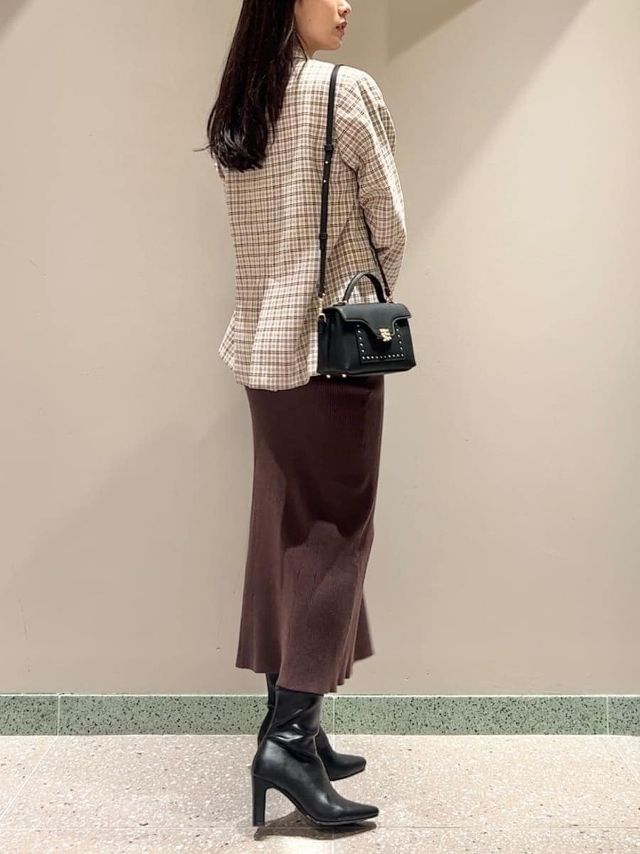 その他のテーラードジャケット、ブラウン系のワンピース、ブラック系のショルダーバッグを着用したレディースの秋コーディネートの3枚目の写真