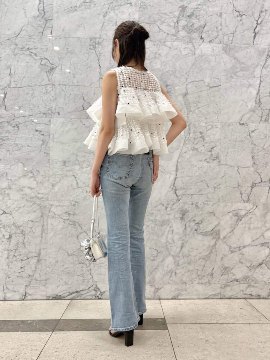 その他のシャツ/ブラウス、ブルー系のデニムパンツ、ブラック系のサンダルを着用したレディースの春コーディネートの3枚目の写真