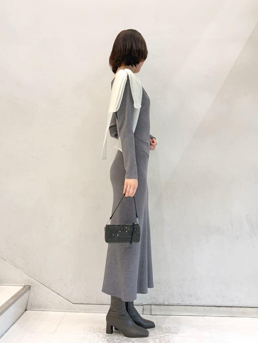 グレー系のワンピース、その他のイヤリングを着用したレディースの冬コーディネートの5枚目の写真