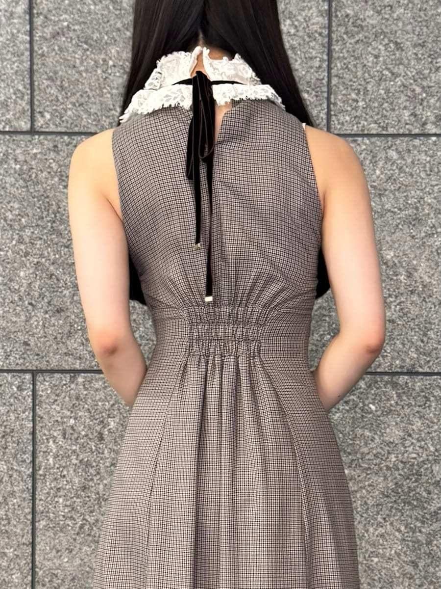 ブラウン系のワンピース、ブラック系のボストンバッグを着用したレディースの夏コーディネートの4枚目の写真