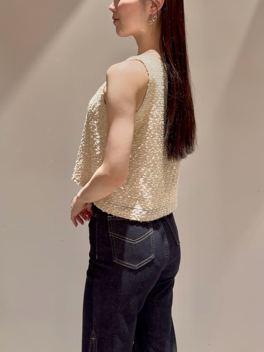 ホワイト系のタンクトップ、ブルー系のデニムパンツ、ベージュ系のハンドバッグを着用したレディースの夏コーディネートの6枚目の写真