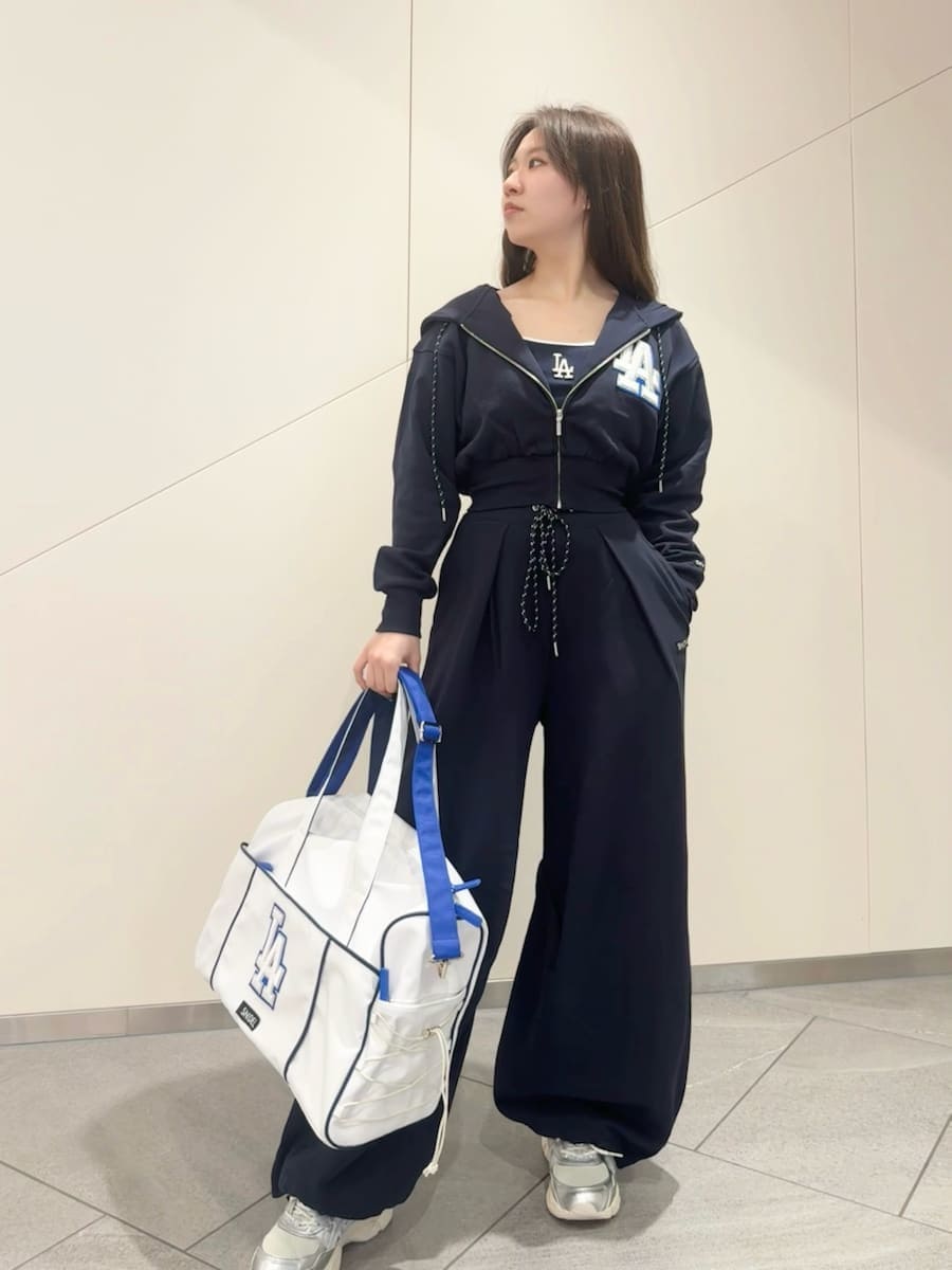 ブルー系のその他パンツ、ブルー系のパーカー、ブルー系のキャミソールを着用したレディースの春コーディネートの4枚目の写真