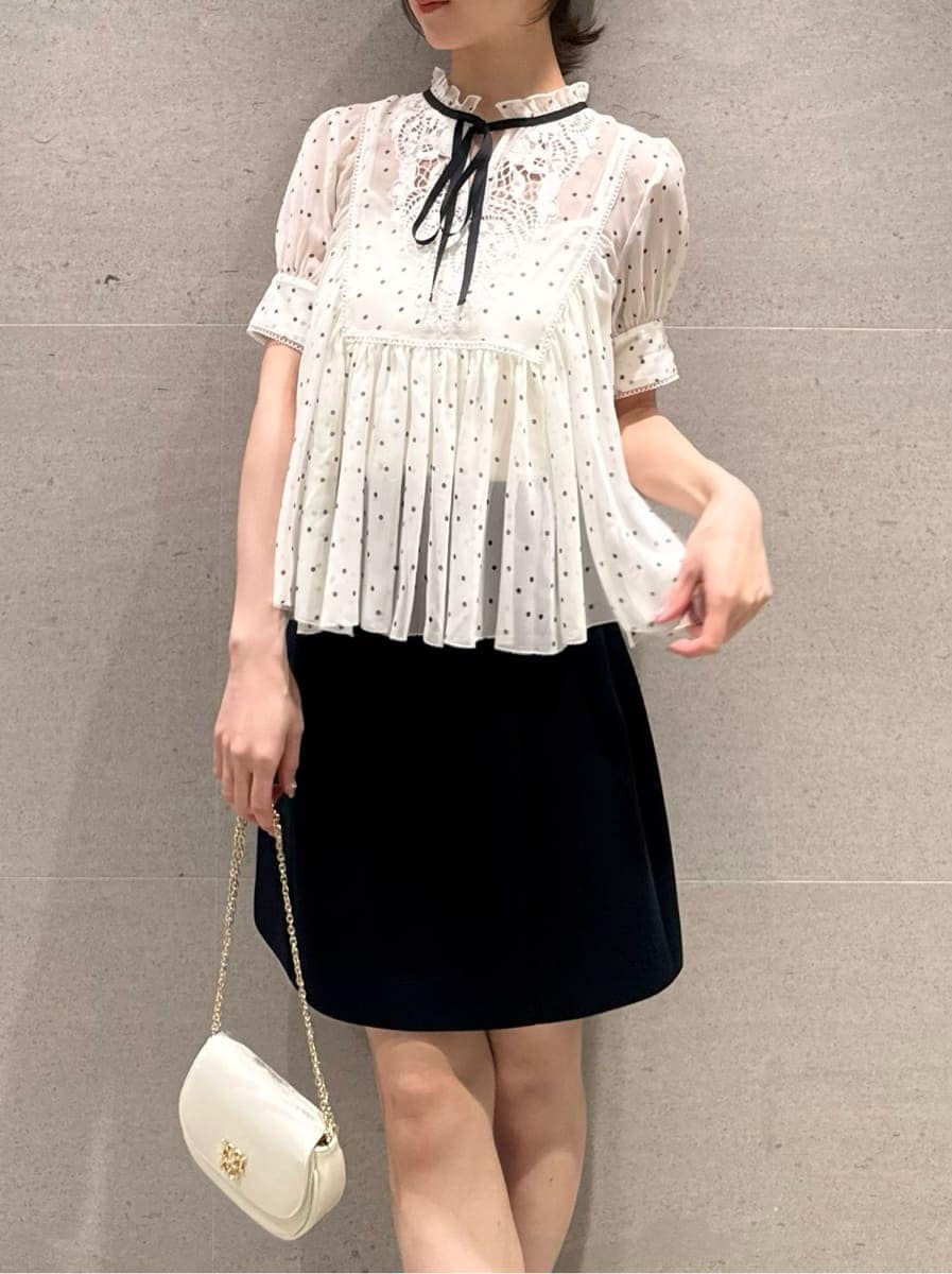 ブルー系のスカート、ホワイト系のショルダーバッグ、その他のシャツ/ブラウスを着用したレディースの春コーディネートの3枚目の写真