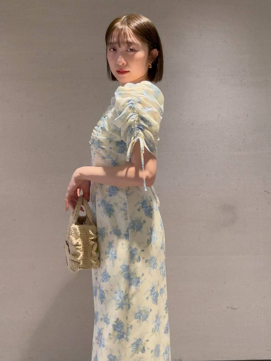 ベージュ系のショルダーバッグ、イエロー系のワンピースを着用したレディースの春コーディネートの7枚目の写真