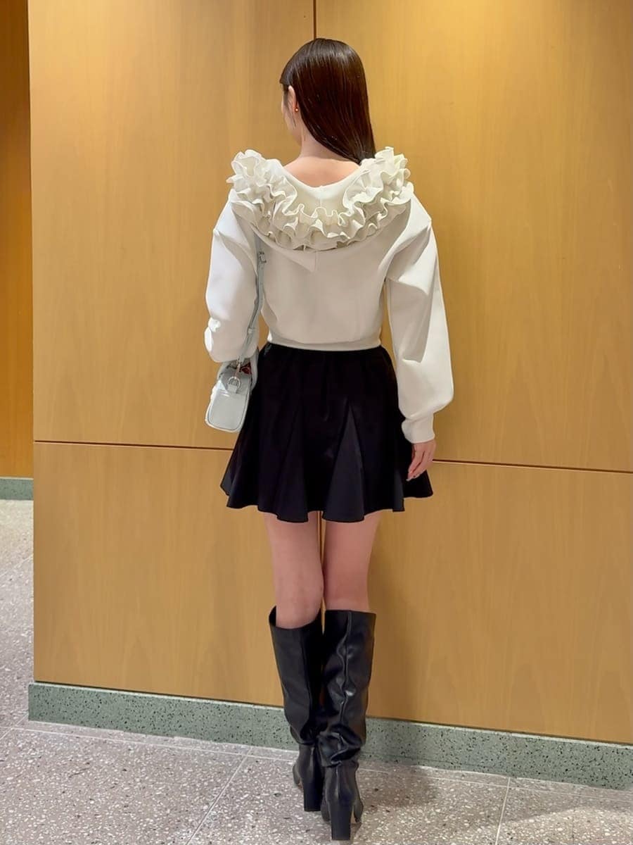 ブラック系のその他パンツ、ブラック系のブーツ、ブルー系のハンドバッグを着用したレディースの冬コーディネートの4枚目の写真