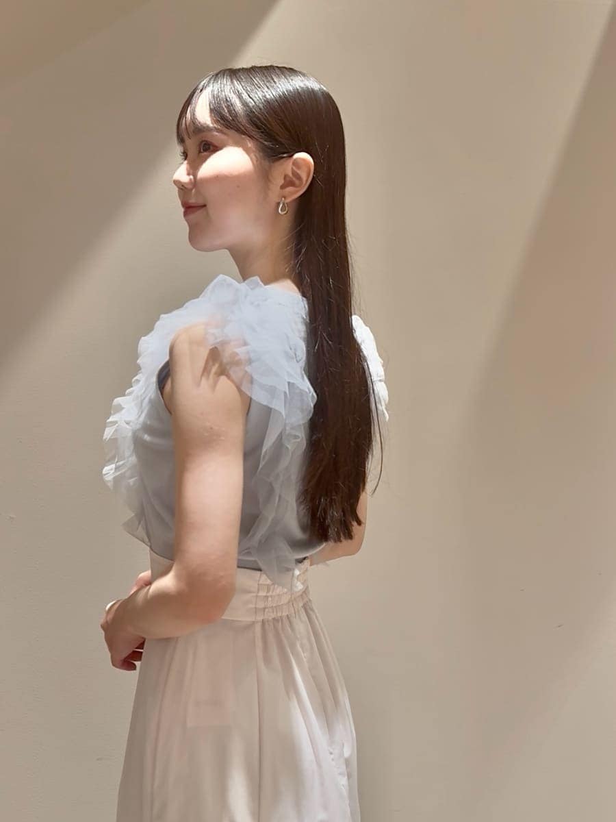 ブルー系のニット/セーター、ホワイト系のスカート、ブラック系のサンダルを着用したレディースの夏コーディネートの5枚目の写真