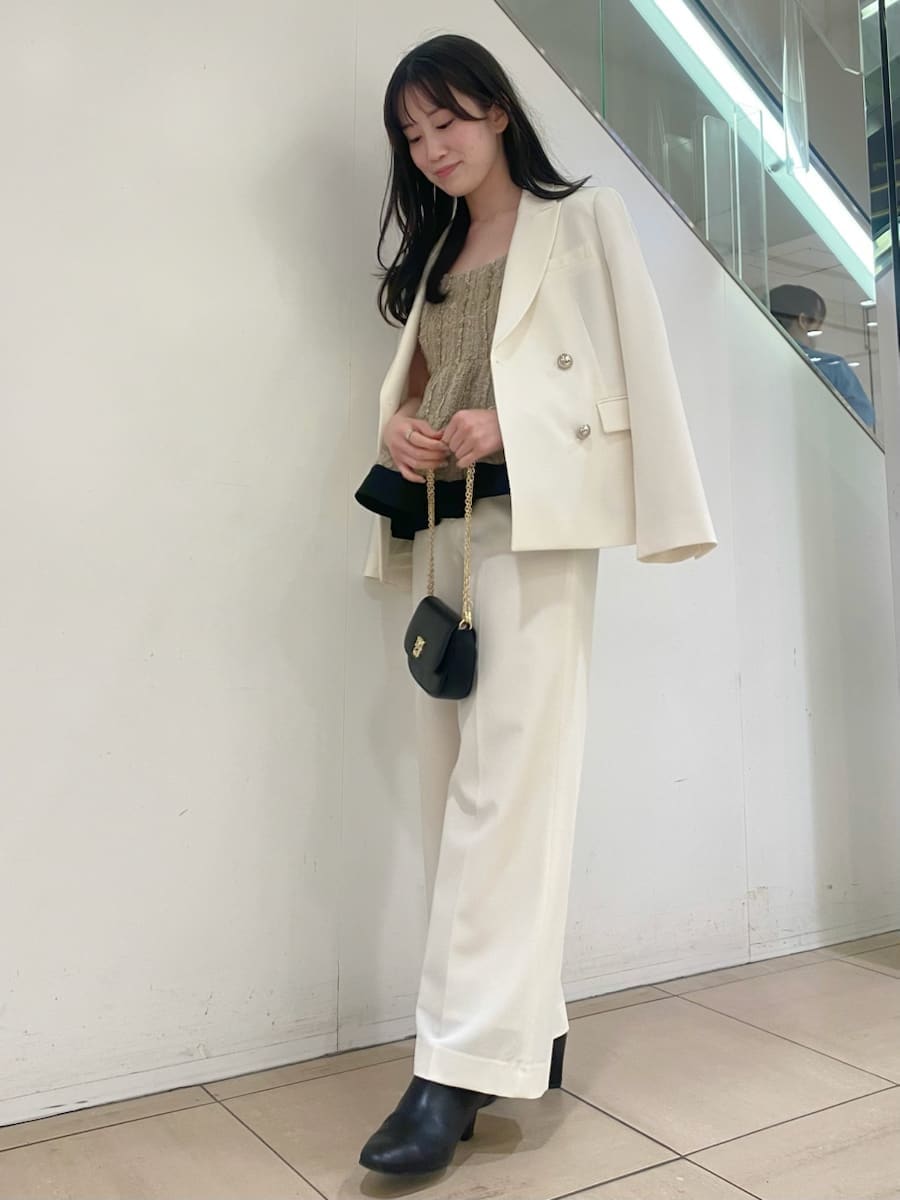 ホワイト系のテーラードジャケット、ホワイト系のスラックス、ベージュ系のその他トップスを着用したレディースの冬コーディネートの2枚目の写真
