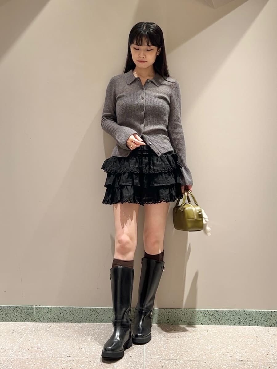 グレー系のニット/セーター、ブラック系のその他パンツ、グリーン系のボストンバッグを着用したレディースの秋コーディネートの2枚目の写真