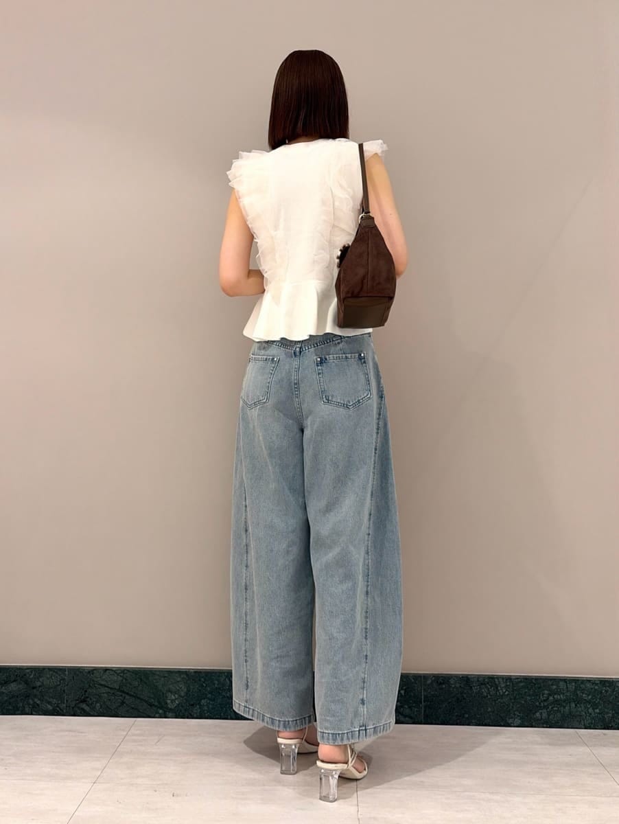 ホワイト系のサンダル、ブルー系のその他パンツ、ホワイト系のニット/セーターを着用したレディースの夏コーディネートの2枚目の写真
