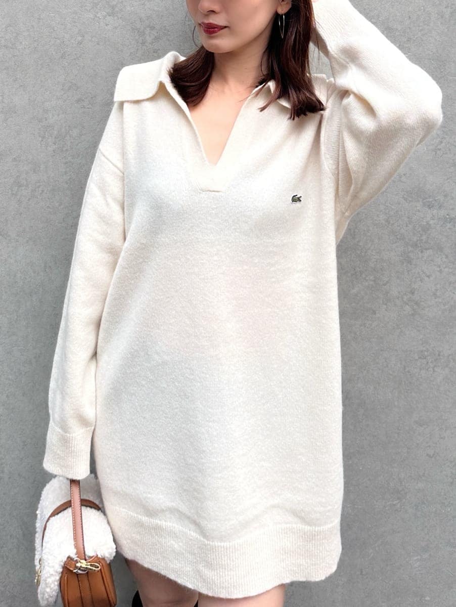 ホワイト系のワンピース、イエロー系のハンドバッグ、ベージュ系のキャップを着用したレディースの秋コーディネートの2枚目の写真