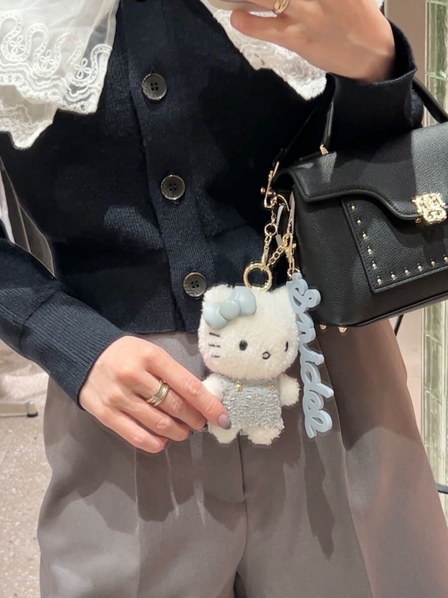 ブルー系のニット/セーター、グレー系のその他パンツ、ブラック系のショルダーバッグを着用したレディースの秋コーディネートの6枚目の写真