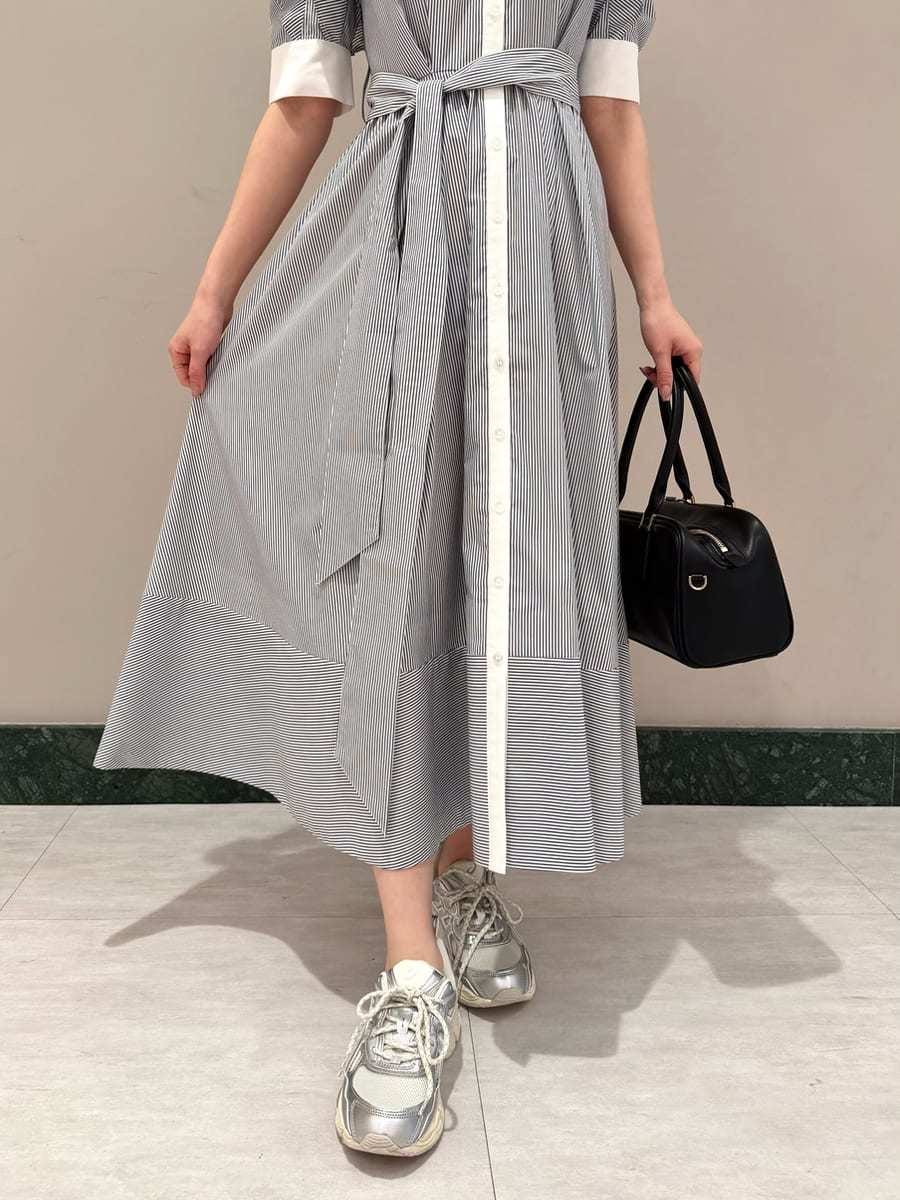 その他のワンピース、ブラック系のボストンバッグ、シルバー系のスニーカーを着用したレディースの冬コーディネートの5枚目の写真