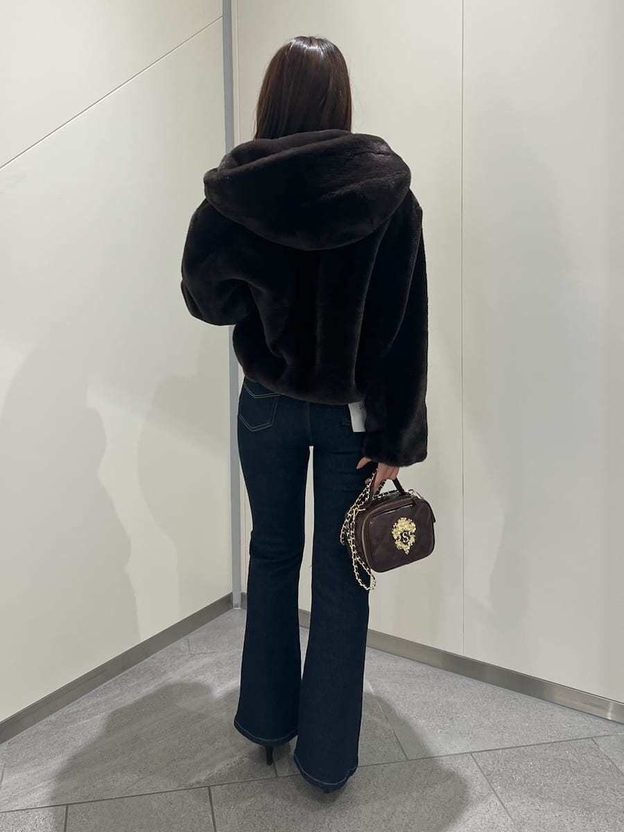 ブルー系のデニムパンツ、ブラウン系のブルゾン、ブラウン系のニット/セーターを着用したレディースの秋コーディネートの3枚目の写真