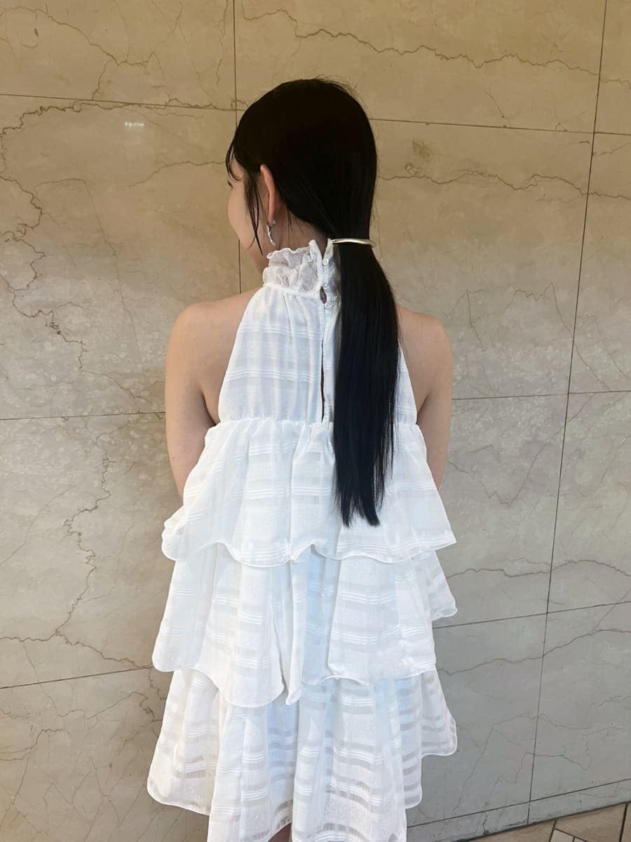 ホワイト系のワンピース、ブルー系のカーディガン/ボレロ、ブラック系のショルダーバッグを着用したレディースの春コーディネートの4枚目の写真