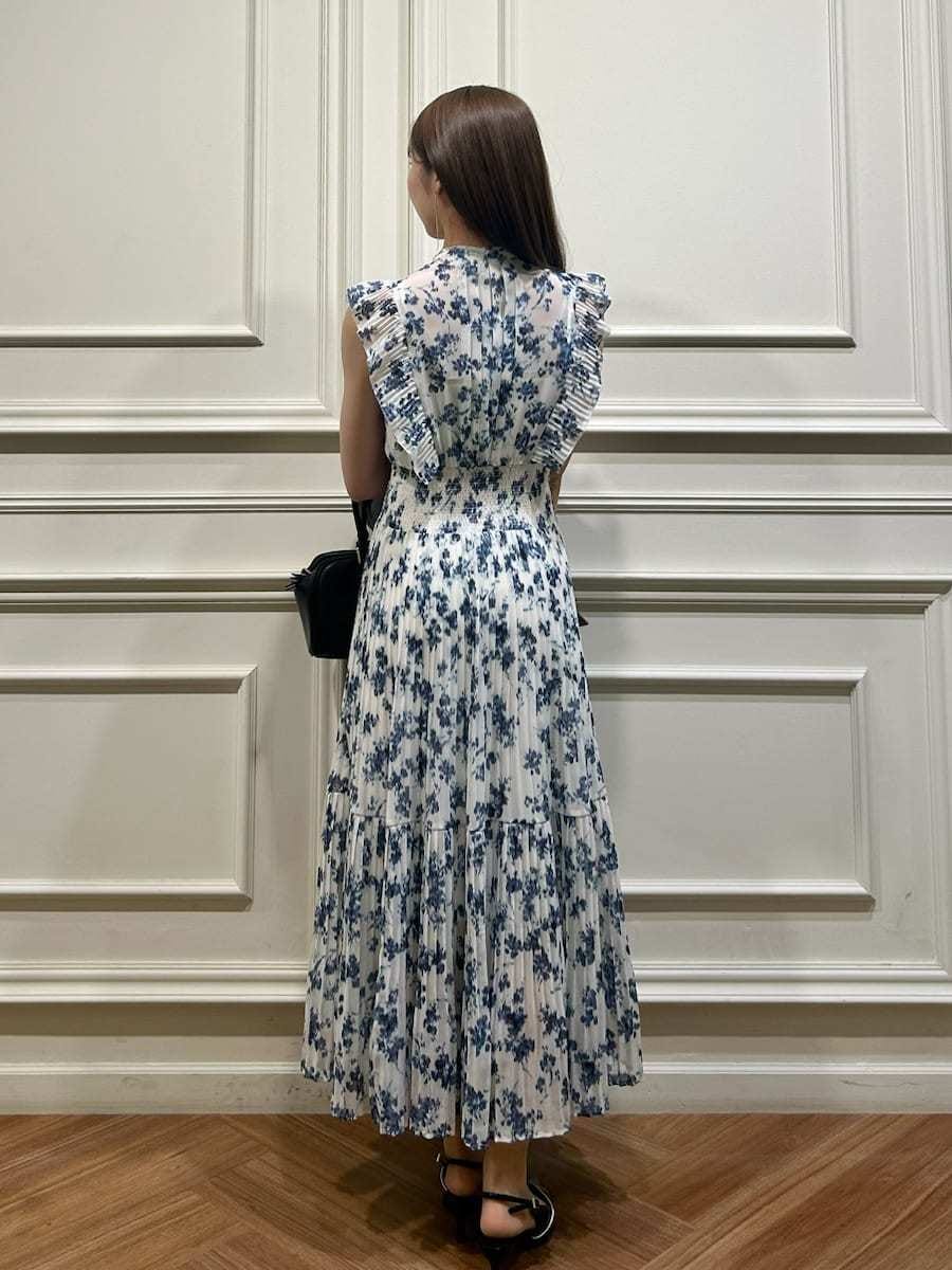 ブルー系のワンピース、グレー系のテーラードジャケット、ブラック系のパンプスを着用したレディースの冬コーディネートの5枚目の写真