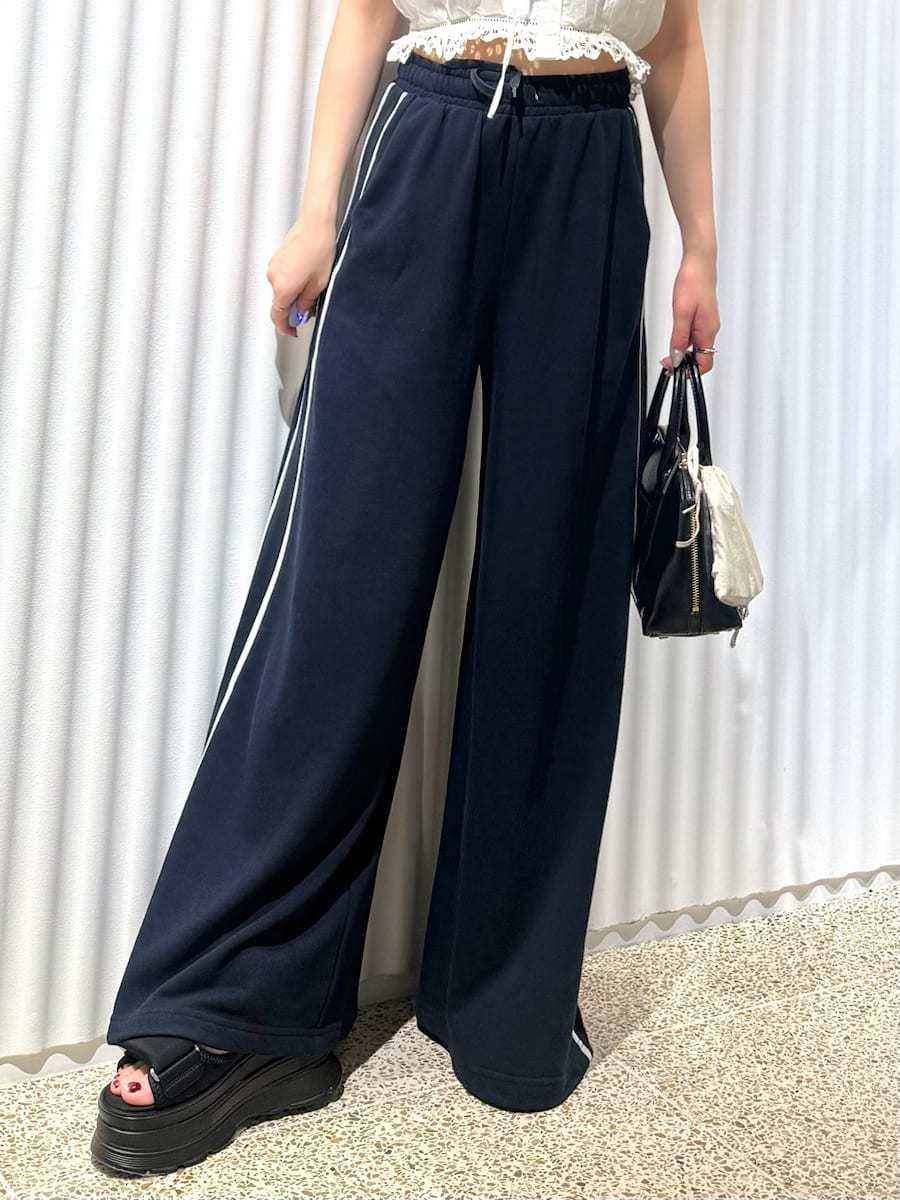 ホワイト系のシャツ/ブラウス、ブルー系のパーカー、ブルー系のスウェットパンツを着用したレディースの夏コーディネートの6枚目の写真