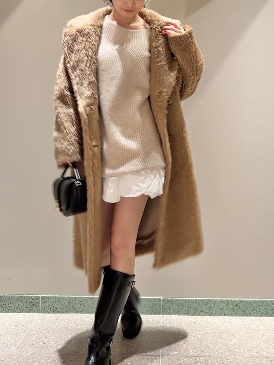 ブラック系のブーツ、ブラック系のハンドバッグ、ホワイト系のその他パンツを着用したレディースの冬コーディネートの5枚目の写真