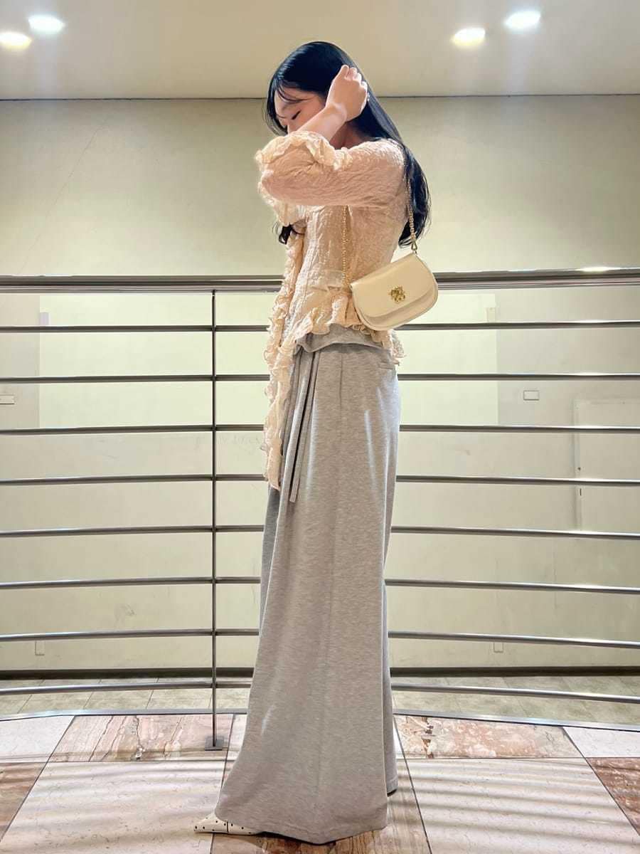 グレー系のその他パンツ、ピンク系のTシャツ/カットソー、その他のパンプスを着用したレディースの冬コーディネートの2枚目の写真